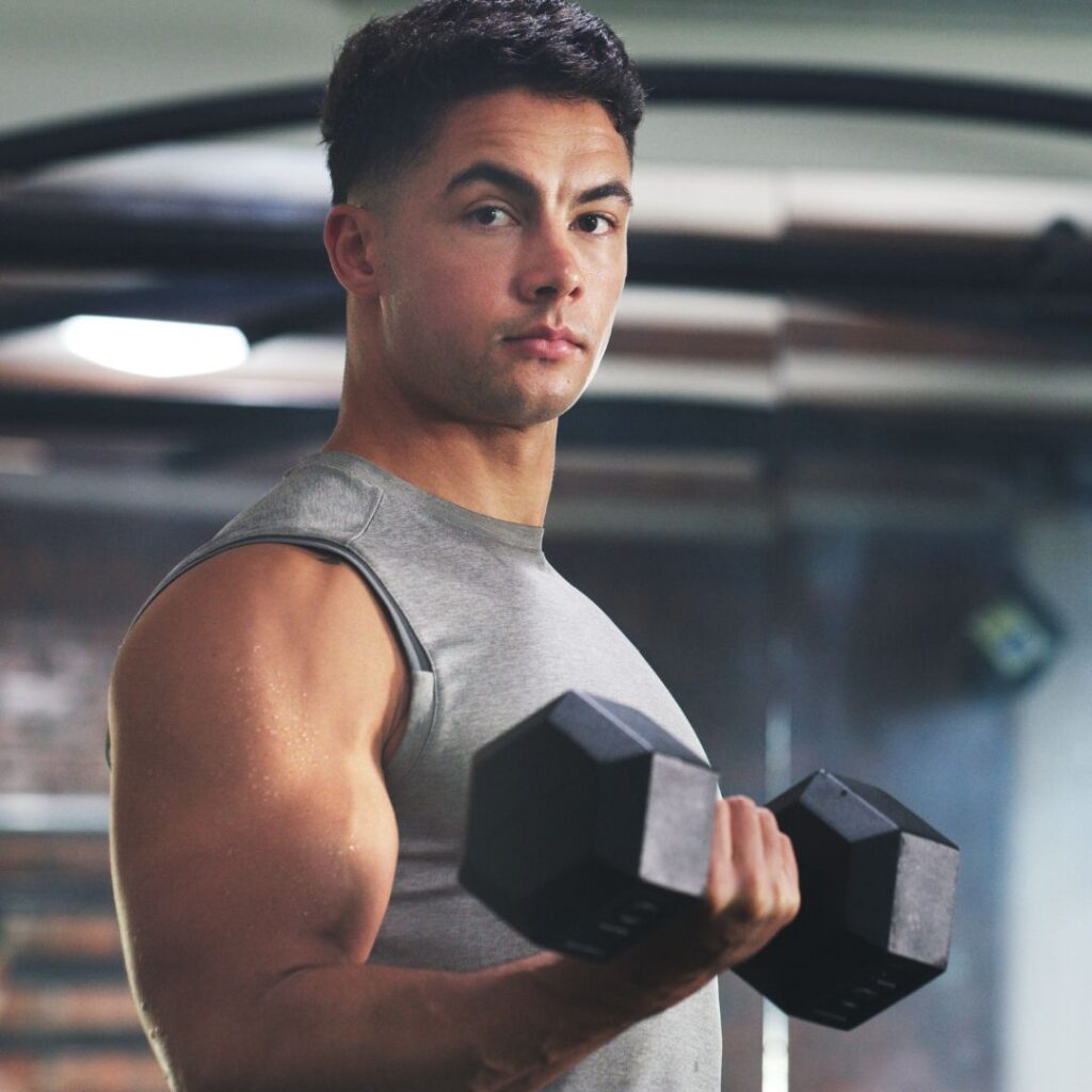 Man i gymmet tränar hårt under sin bulk för att få större muskler och massa.